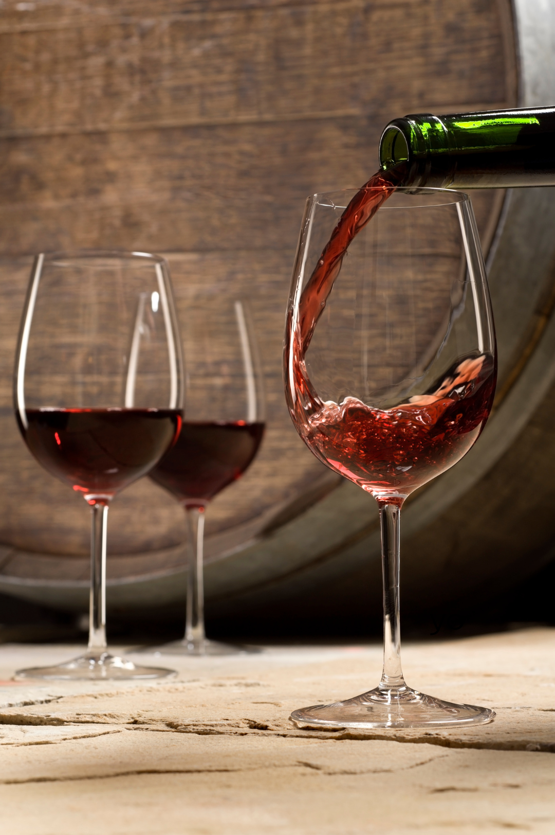 Service du vin dans la cave voûtée du domaine